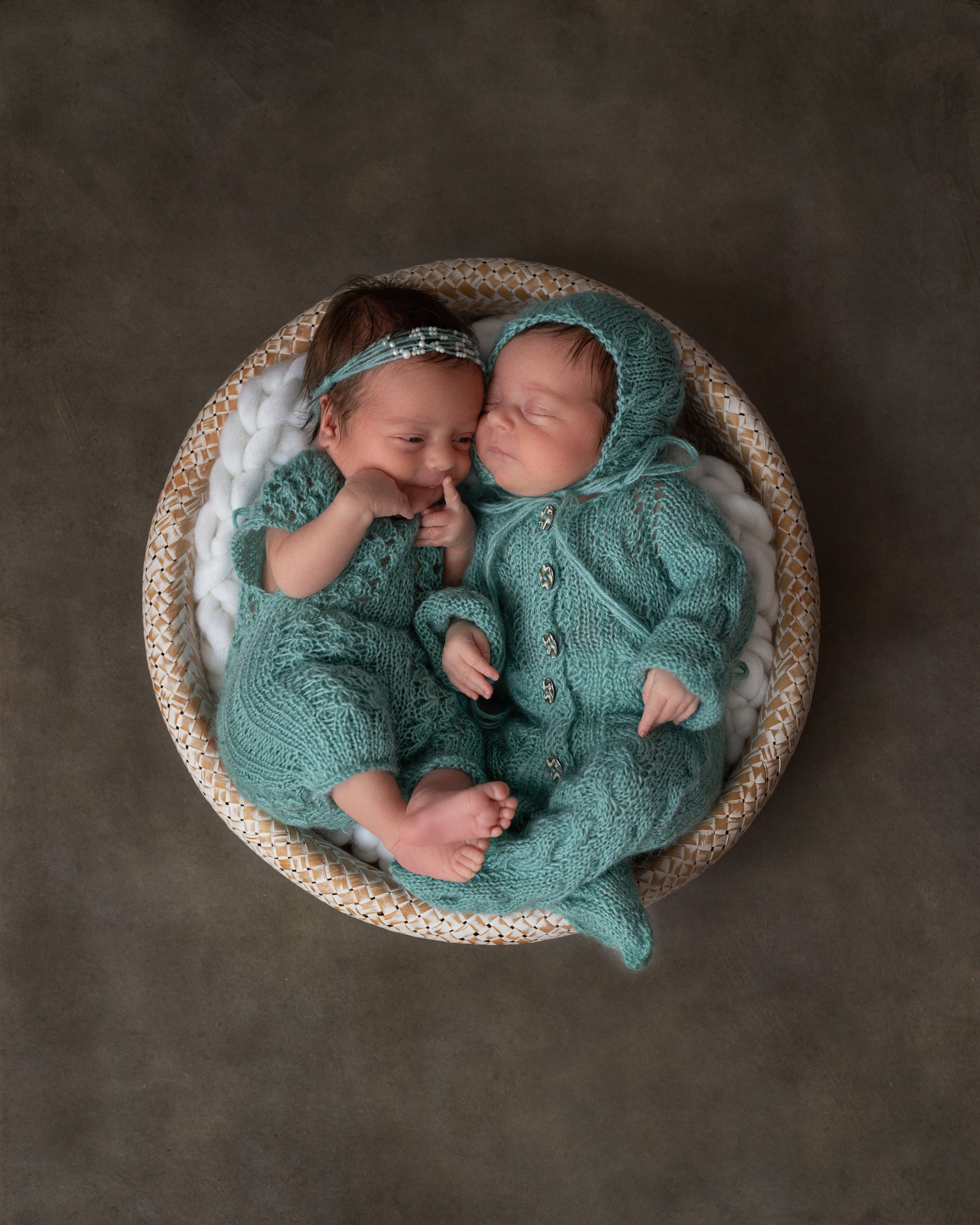Two newborn babies lying next to each other. | Source: Unsplash
