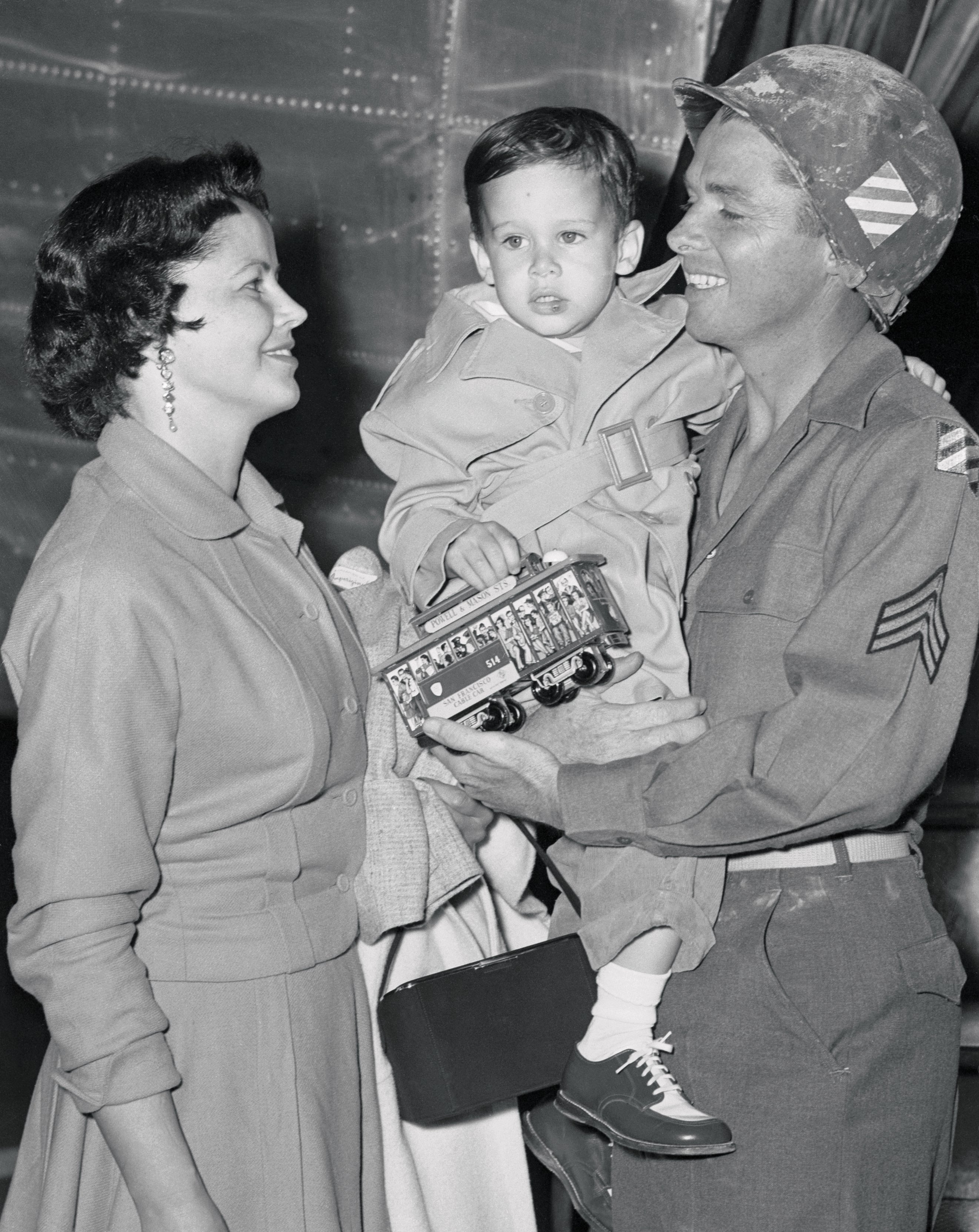 Picture Audie Murphy holding his son Terry Michael Murphy while filming the movie "To Hell and Back" on October 04, 1954 | Source: Getty Images