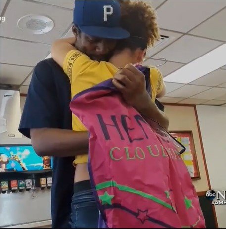 Nevaeha abraza a su padre, Ricky Smith | Foto: Facebook/ABC News