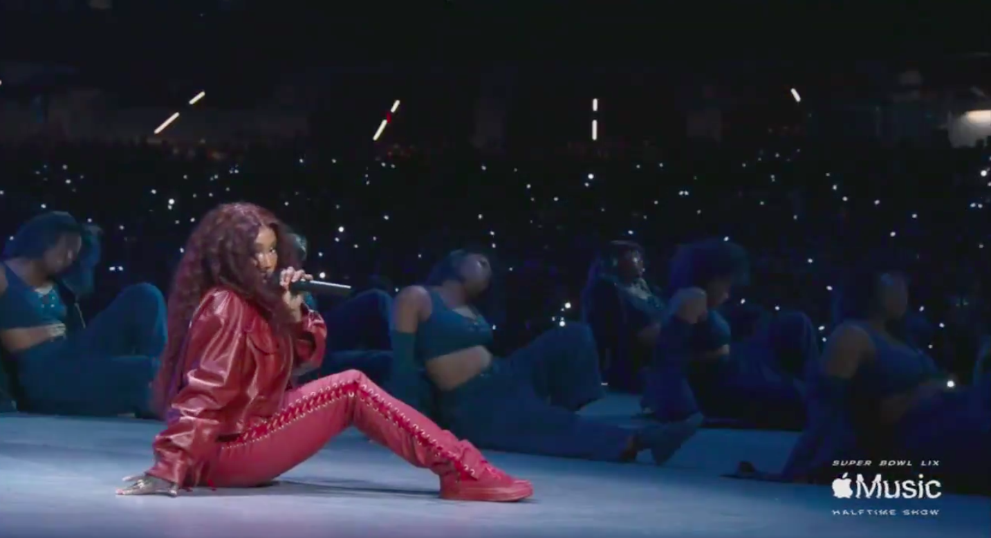 SZA singing during the Super Bowl Halftime Show, posted on February 10, 2025. | Source: X/@THR