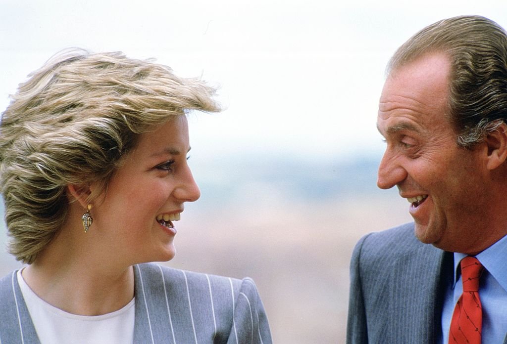 La princesa Diana con el rey Juan Carlos I durante una visita oficial a España, el 24 de abril de 1987. | Foto: Getty Images