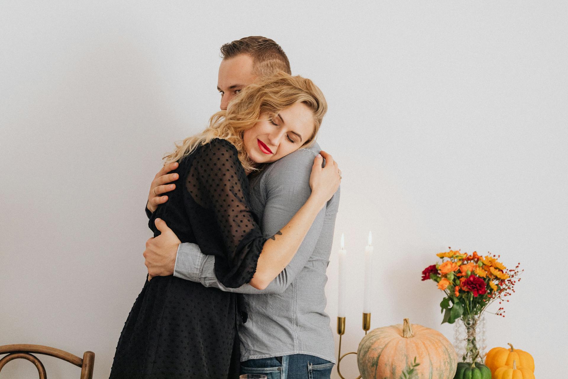 A couple hugging | Source: Pexels