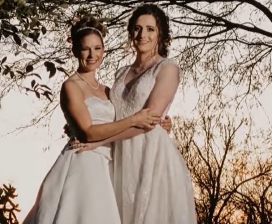 Laura y Samantha renovando sus votos. .| Imagen tomada de: YouTube/Daily Mail Tv Laura y Samantha renovando sus votos. .| Imagen tomada de: YouTube/Daily Mail Tv
