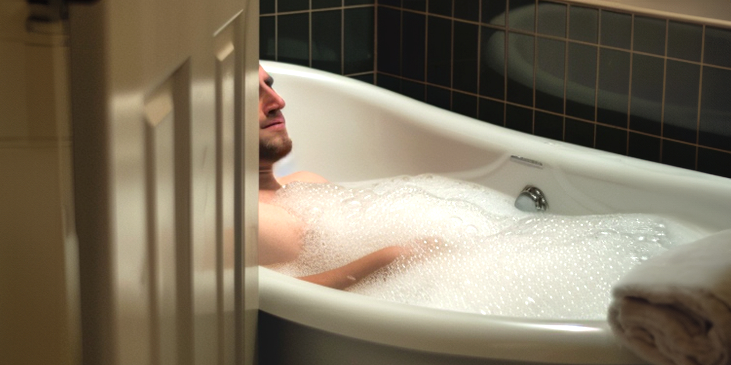 A man in a bathtub | Source: AmoMama