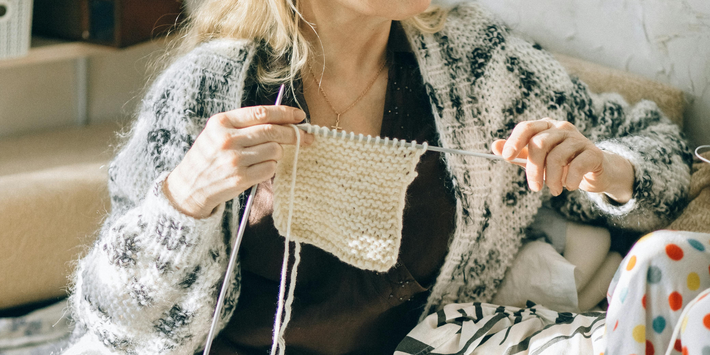 A woman crocheting | Source: Pexels