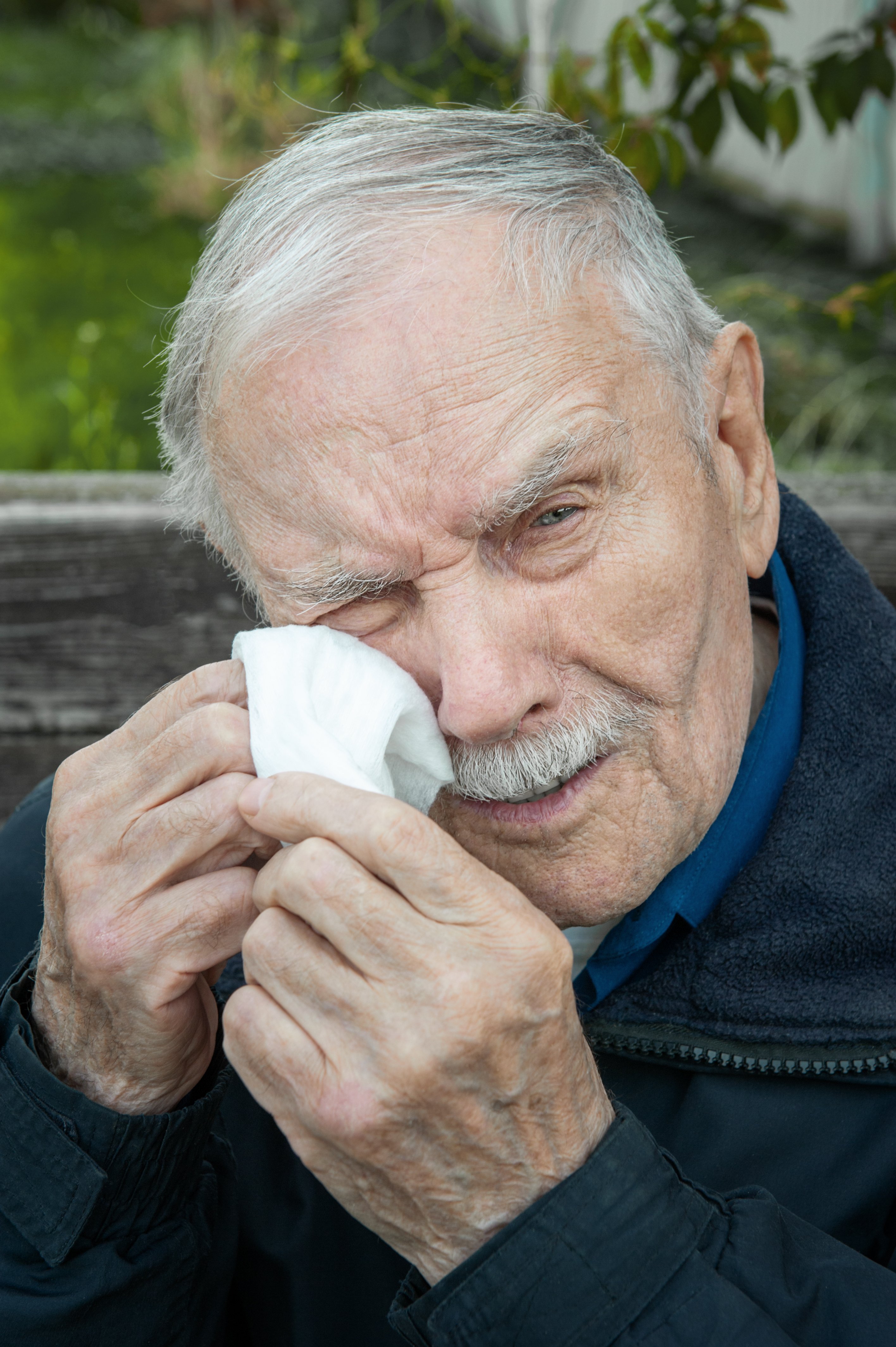 Hombre mayor limpiando sus lágrimas. | Foto: Shutterstock
