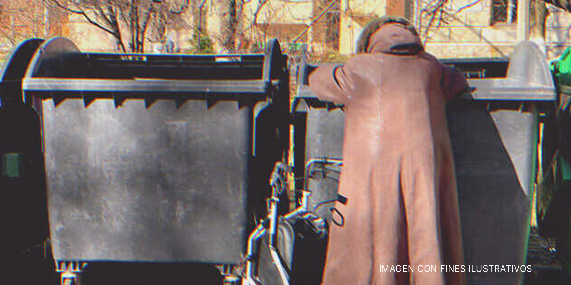 Mujer busca en la basura | Foto: Shutterstock