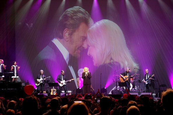Sylvie Vartan rendant hommage à Johnny Hallyday en France. | Photo : Getty Images