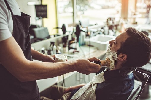 A man getting a clean shave from a barber / Photo: Getty Images