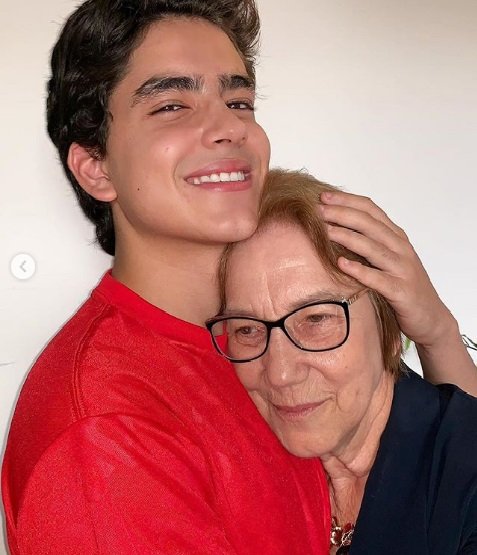 Ángel Gabriel, hijo de Gloria Trevi, se reencuentra con la monja que cuido de él en sus primeros años | Foto: Instagram/angelgabrielgt
