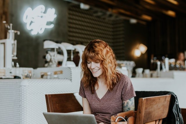 Une femme qui prend plaisir à travailler | Photo : Getty Images