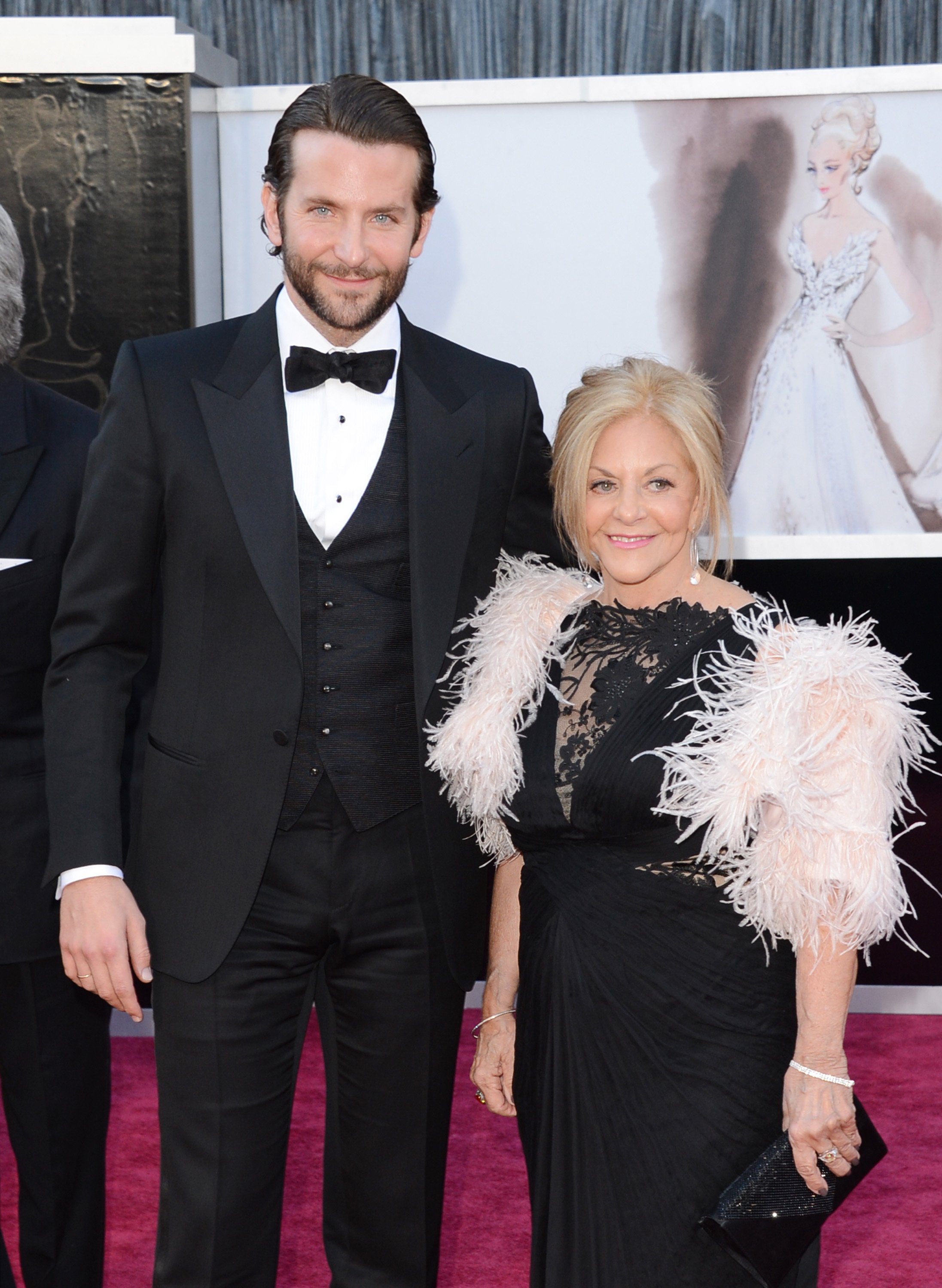 Bradley Cooper y su madre Gloria Cooper llegan a los Oscars en el Hollywood & Highland Center el 24 de febrero de 2013.| Foto: Getty Images