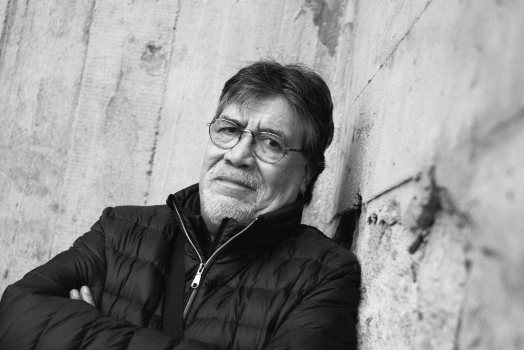 Portrait de Luis Sepulveda, auteur Chilien, aux 17e rencontres littéraires internationales de Saint Nazaire, 23 novembre 2019. | Photo : Getty Images