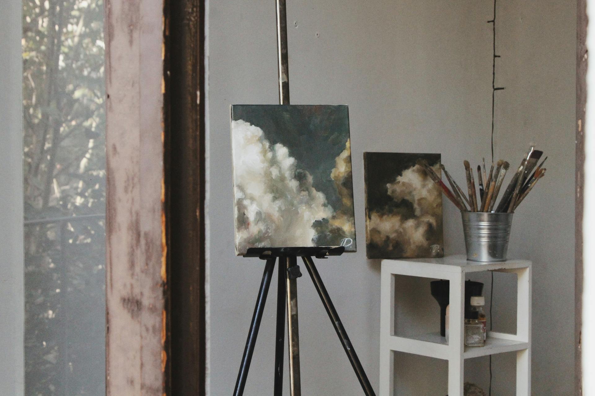 A canvas on an easel | Source: Pexels
