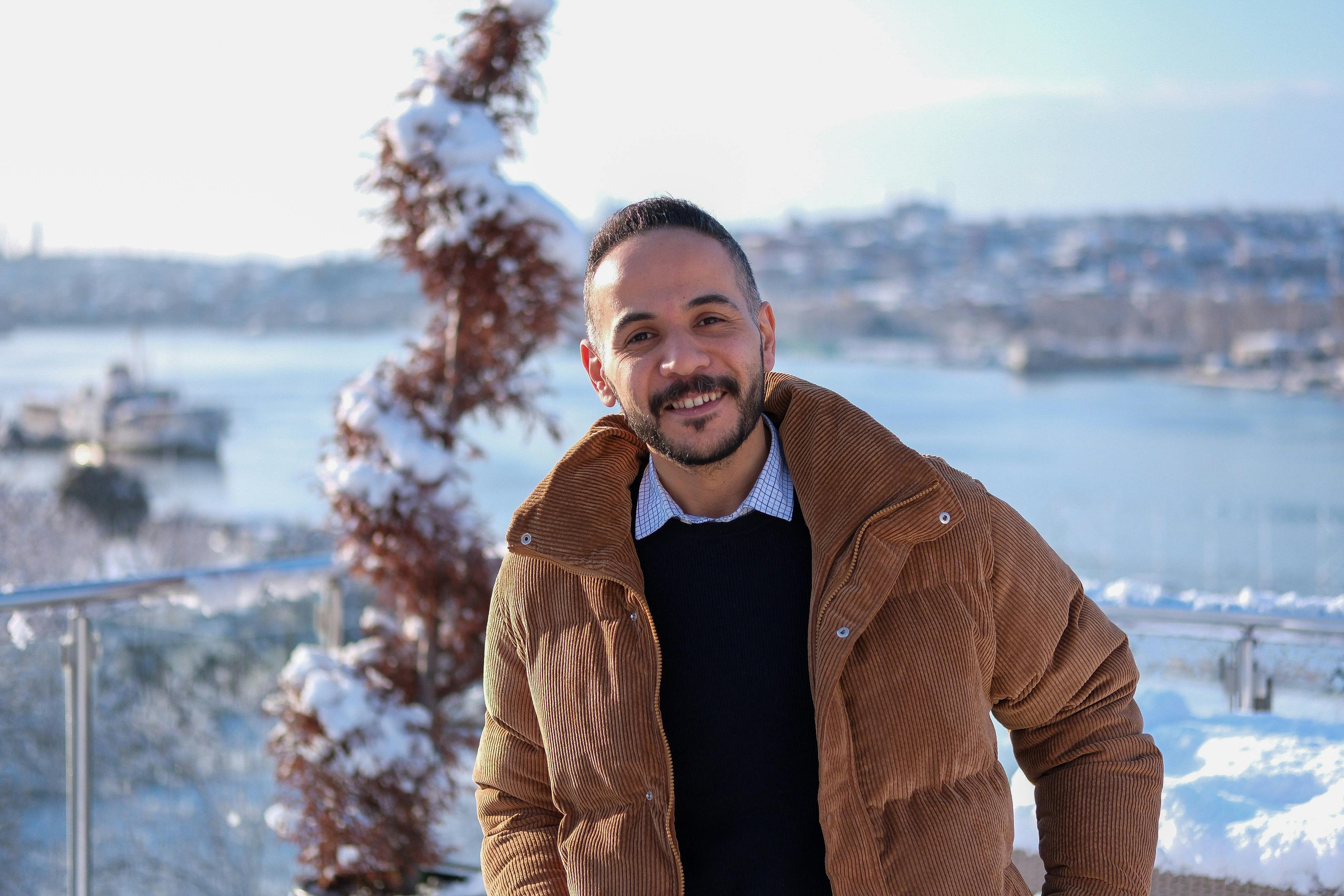 A happy man in the snow | Source: Pexels