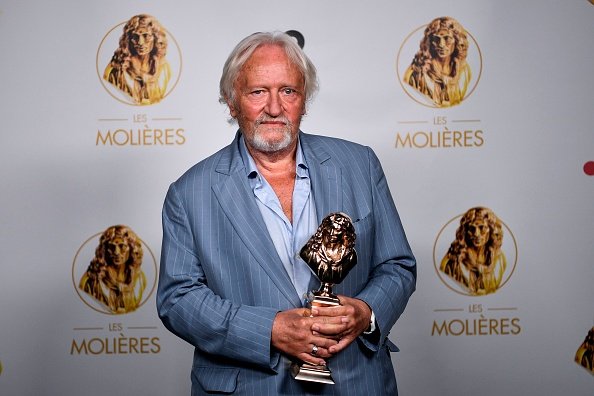 Niels Arestrup pose avec son trophée après avoir reçu le Molière du comédien dans une pièce privée. |Photo : Getty Images
