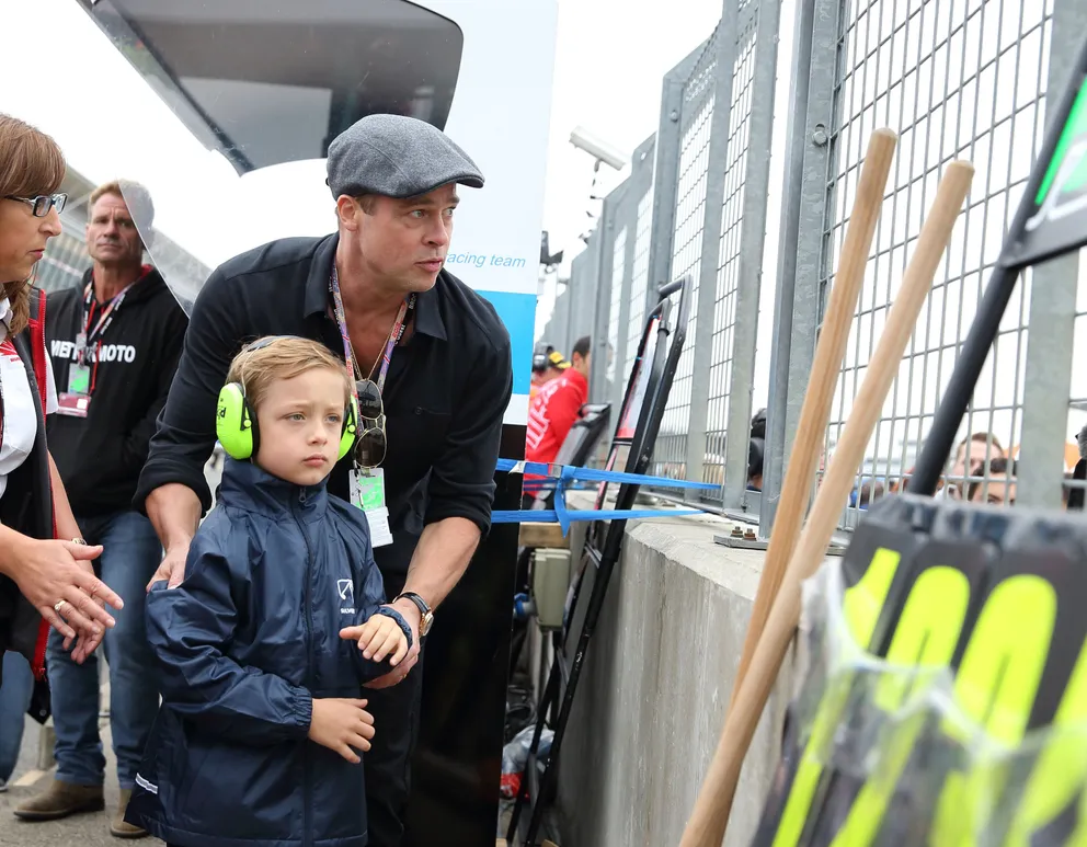 Brad Pitt et Knox Jolie-Pitt lors de la course du Grand Prix MotoGP de Grande-Bretagne à Silverstone, le 30 août 2015, à Northampton, en Angleterre | Source : Getty Images