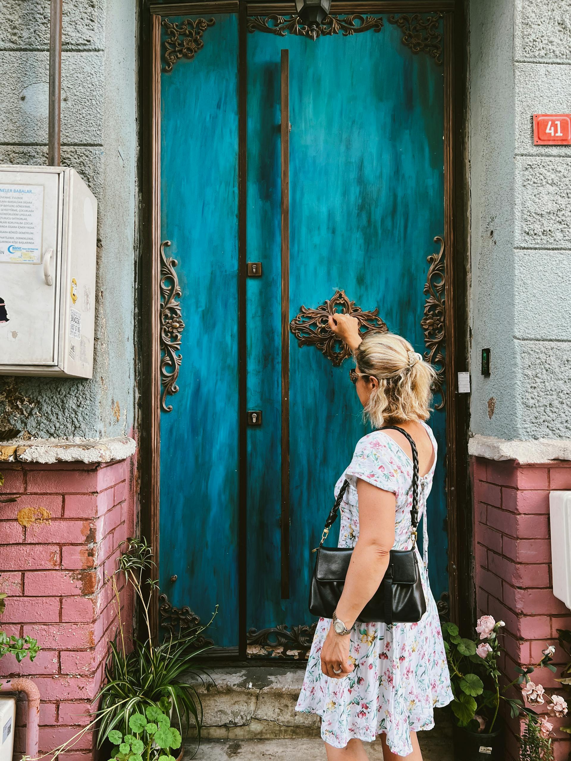 A woman knocking on a door | Source: Pexels