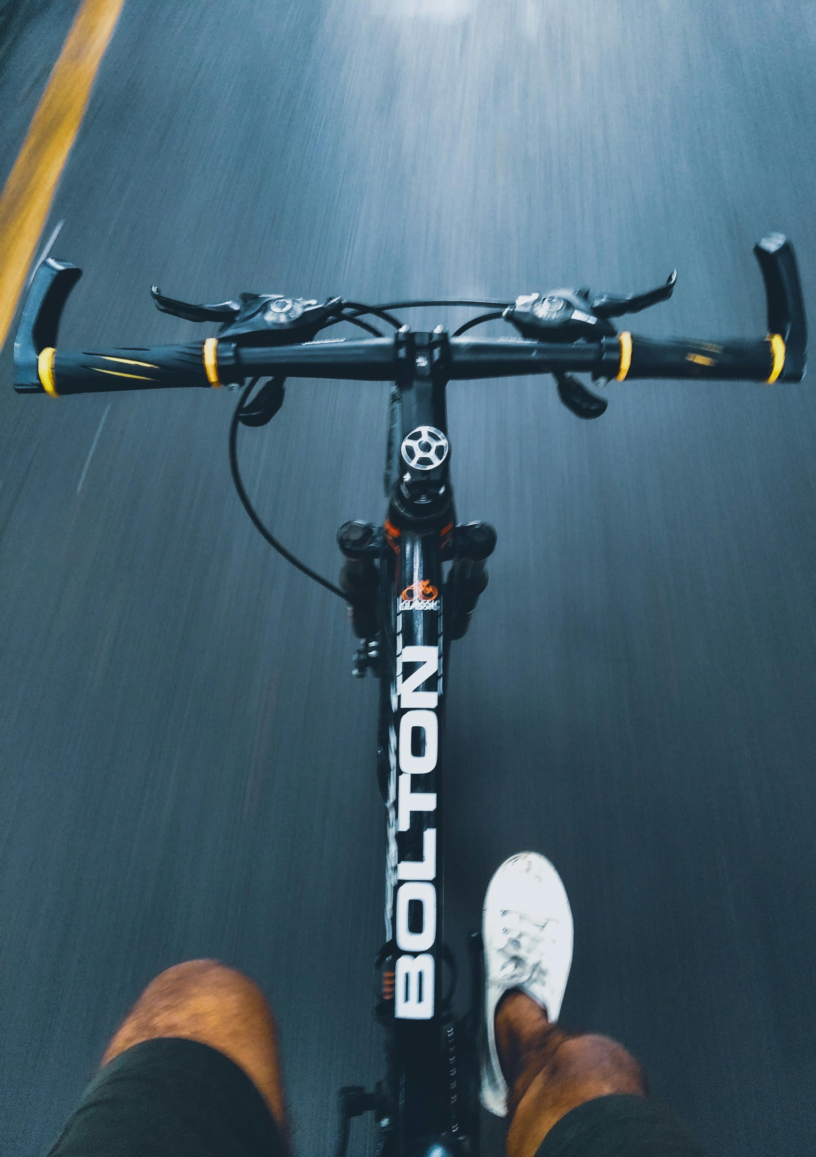 A cyclist on the road | Source: Pexels