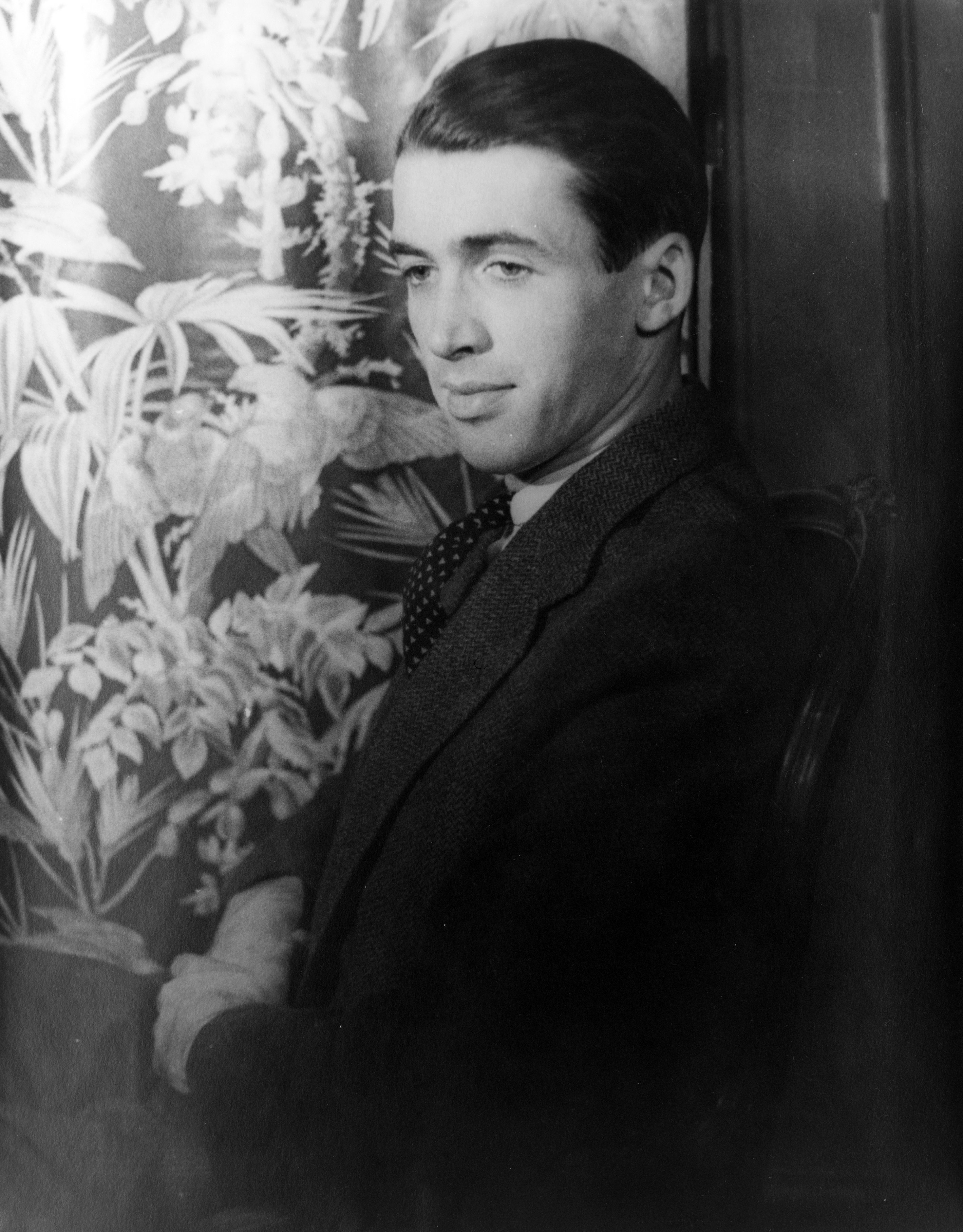 A portrait picture taken of Jimmy Stewart on 15 October 1934. | Source: Wikimedia Commons.