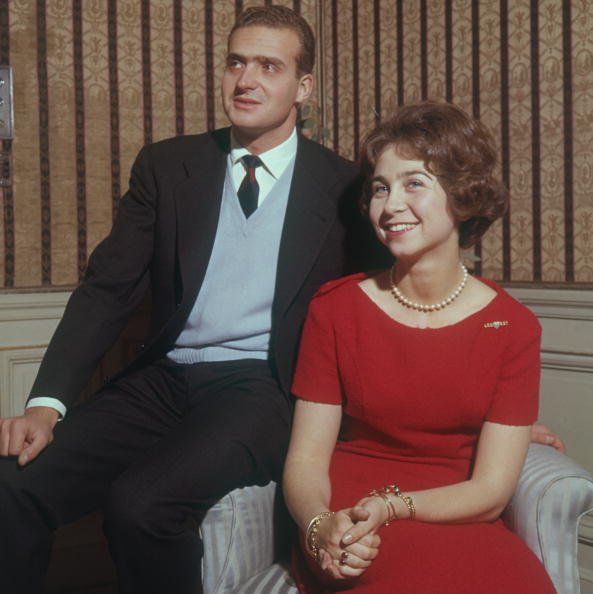 El príncipe Juan Carlos de España con su prometida la princesa Sofía de Grecia después del anuncio de su compromiso en 1962. | Foto Getty Images