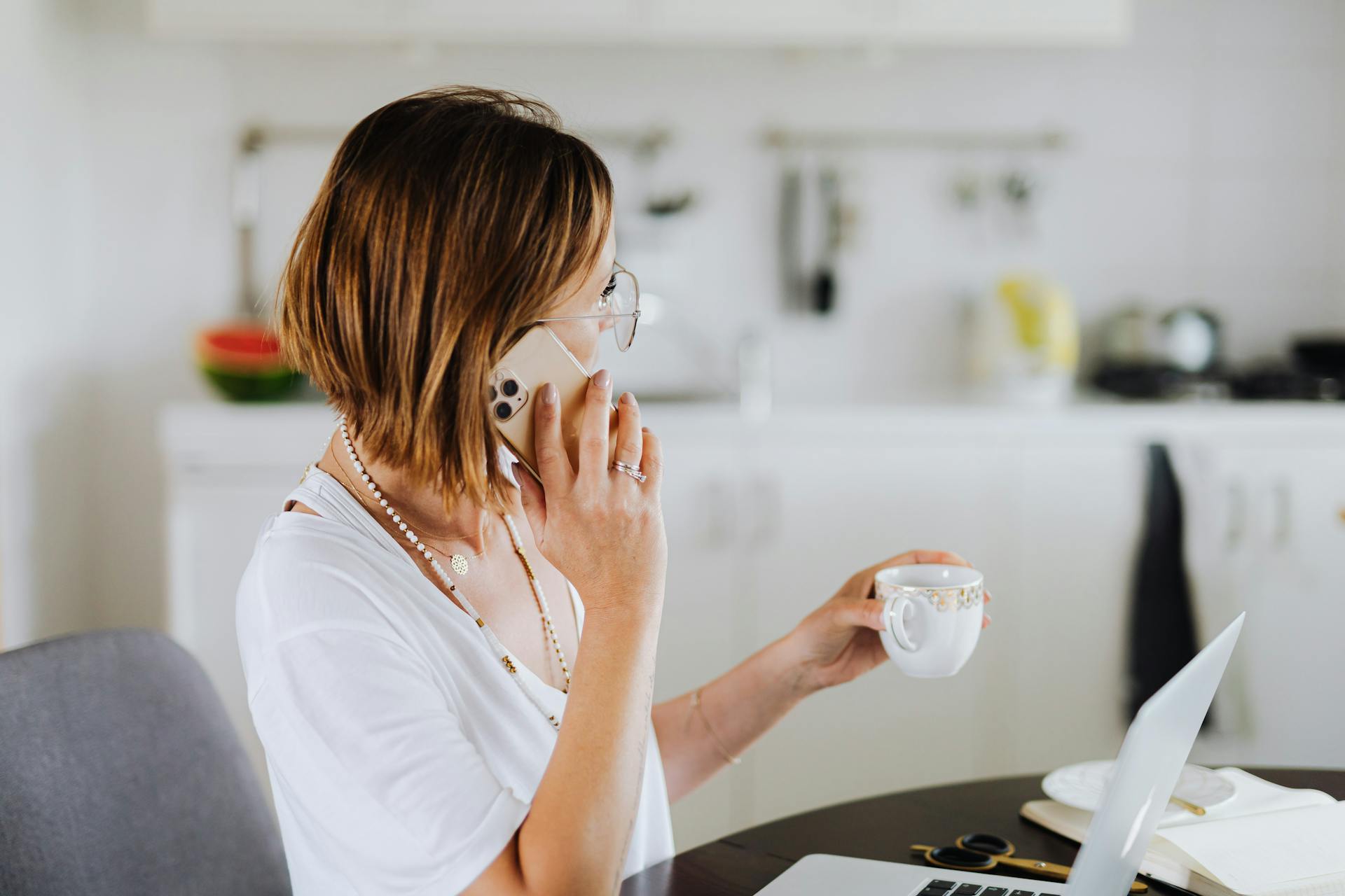 A woman talking on the phone | Source: Pexels
