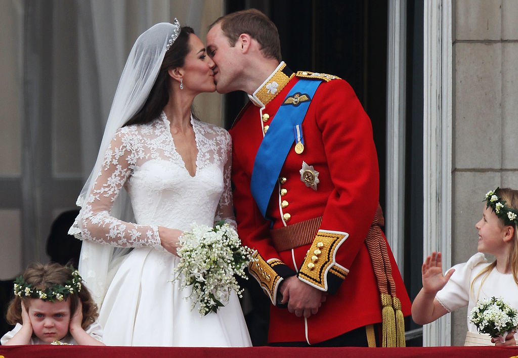 Le prince William, duc de Cambridge, Catherine, duchesse de Cambridge et les demoiselles d'honneur Grace Van Cutsem (à gauche) et Margarita Armstrong-Jones saluent les sympathisants depuis le balcon du palais de Buckingham le 29 avril 2011 à Londres | Photo : Getty Images