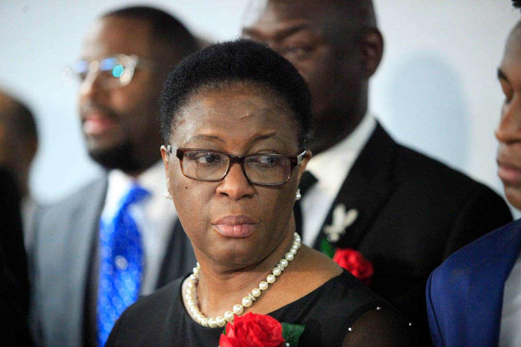 Allison Jean, mother of Botham Shem Jean, stands at a press conference supported by family and church members at Greenville Avenue Church of Christ in Richardson, Texas | Photo: Getty Images