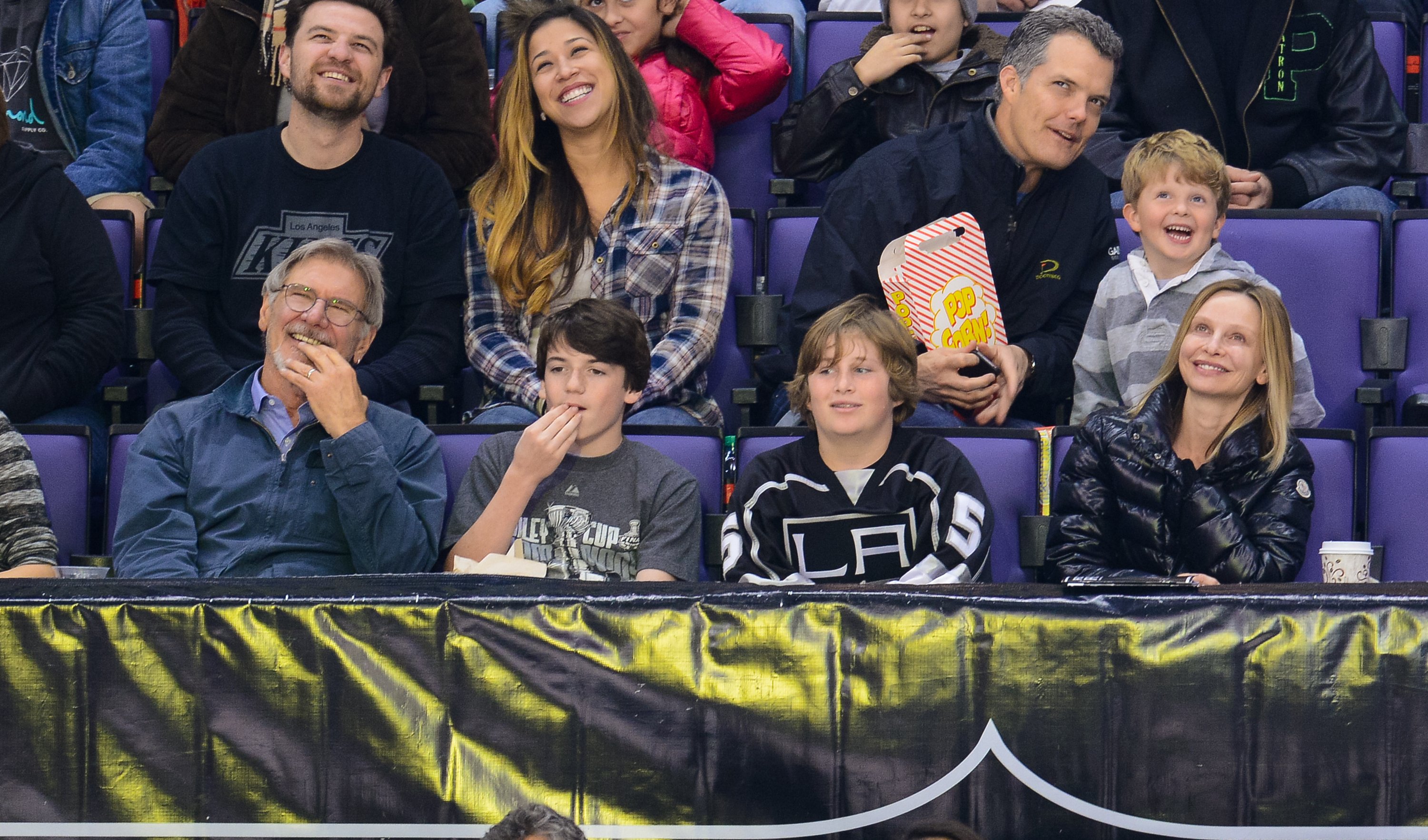Harrison Ford, Liam Flockhart, un invité, et Calista Flockhart lors d'un match de hockey au Staples Center le 1er mars 2014, à Los Angeles, Californie | Source : Getty Images