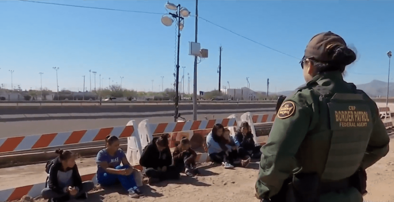 Screenshot del reportaje de Univisión sobre migrantes centroamericanos en la frontera con Estados Unidos. Fuente: Univisión