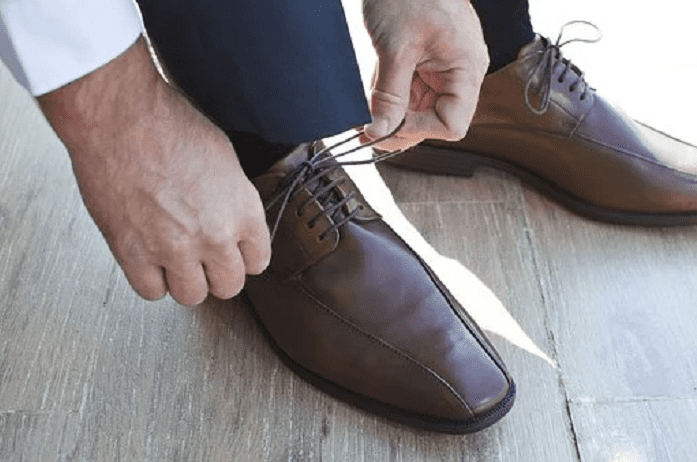 Hombre con zapatos de vestir bien limpios. | Foto: Pixabay.