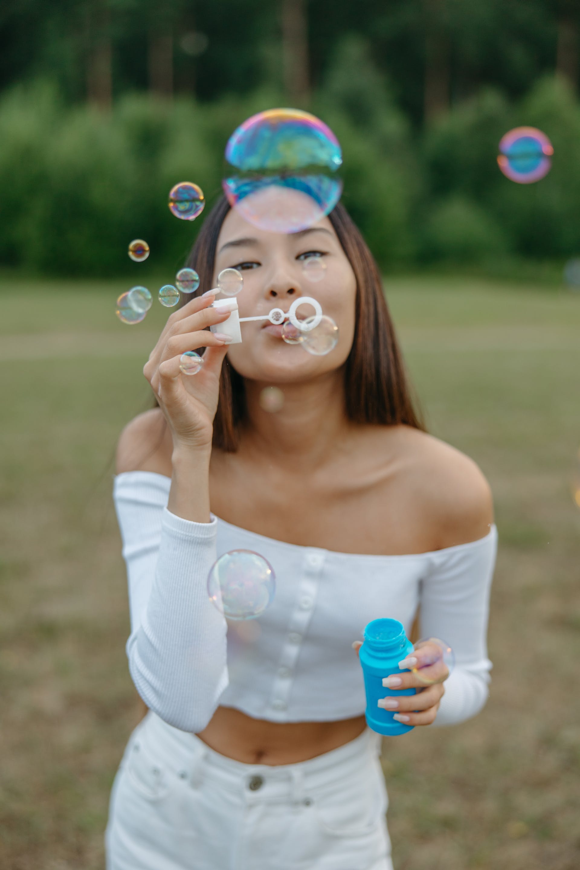 A woman blowing bubbles | Source: Pexels