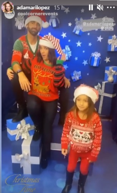 Adamari López, Toni Costa y Alaïa posando durante la sesión de fotos navideña familiar. | Foto: Historias de Instagram/adamarilopez