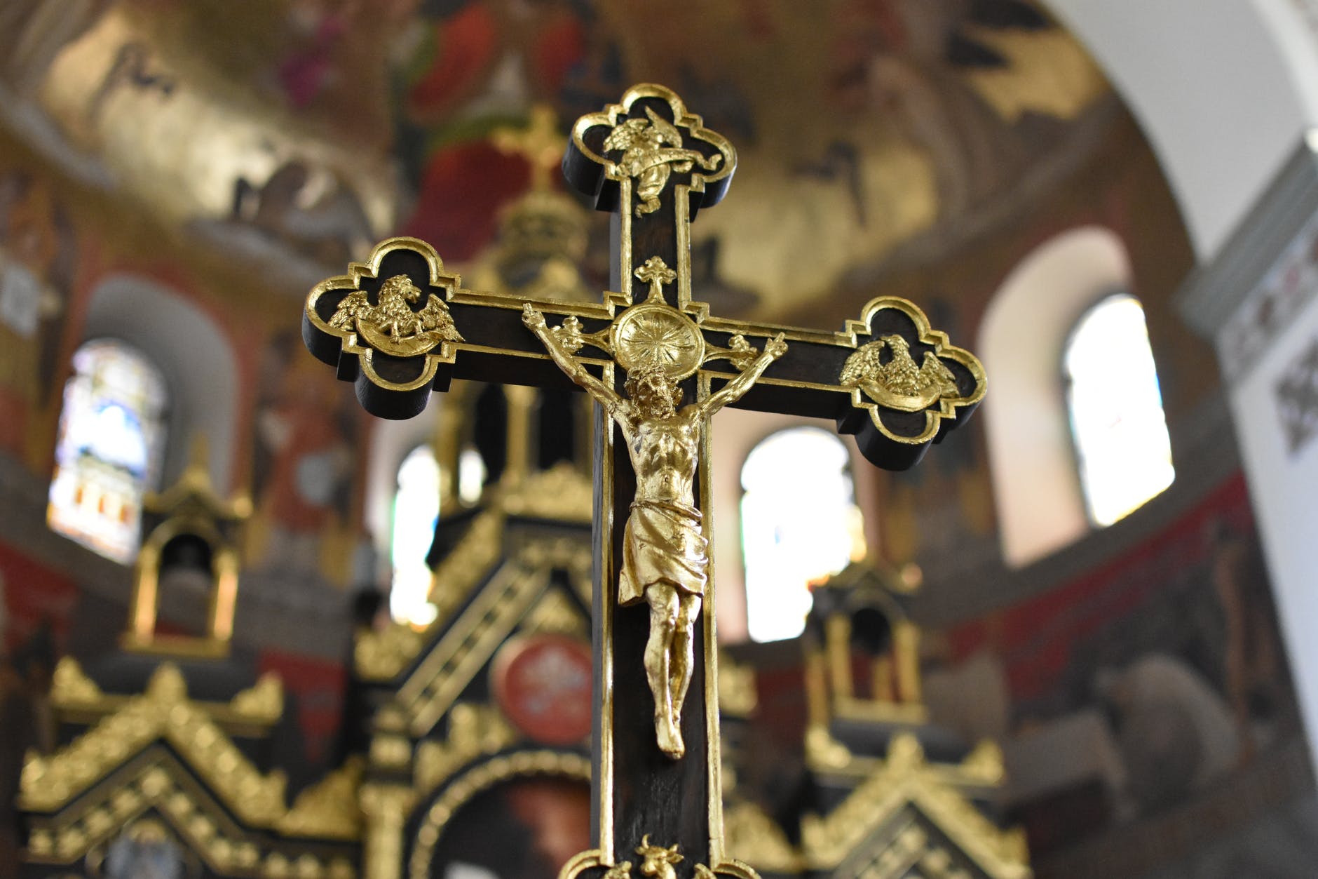 A golden cross | Source: Pexels