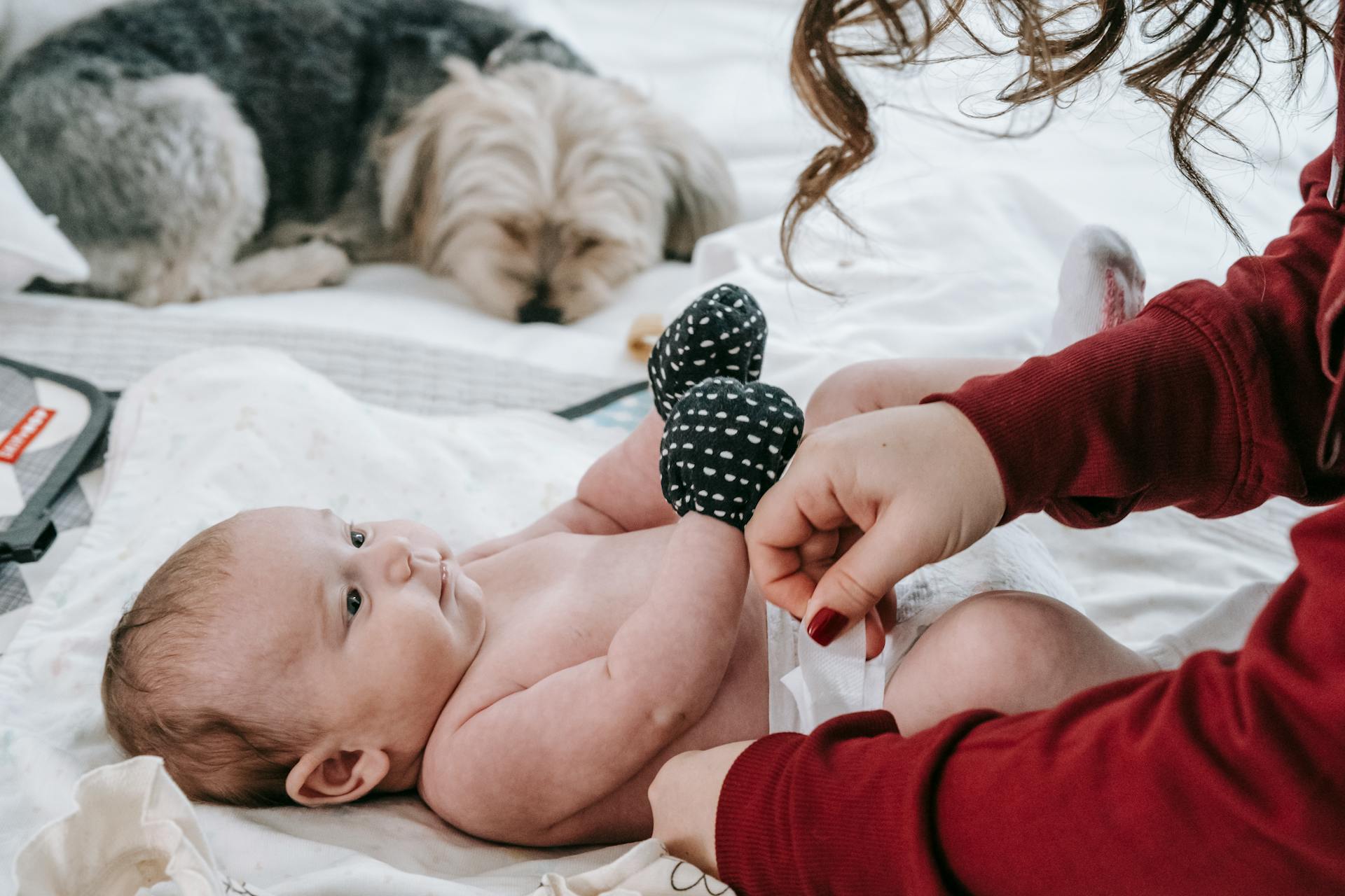 Woman changing a baby's diaper | Source: Pexels