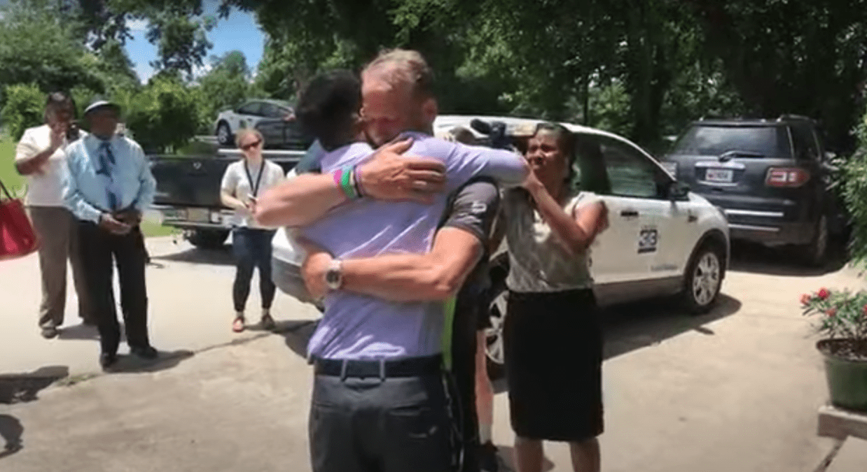 Bill Conner embrasse l'homme qui a reçu le cœur de sa fille, Loumonth Jack. | Source : youtube.com/donatelifelouisiana