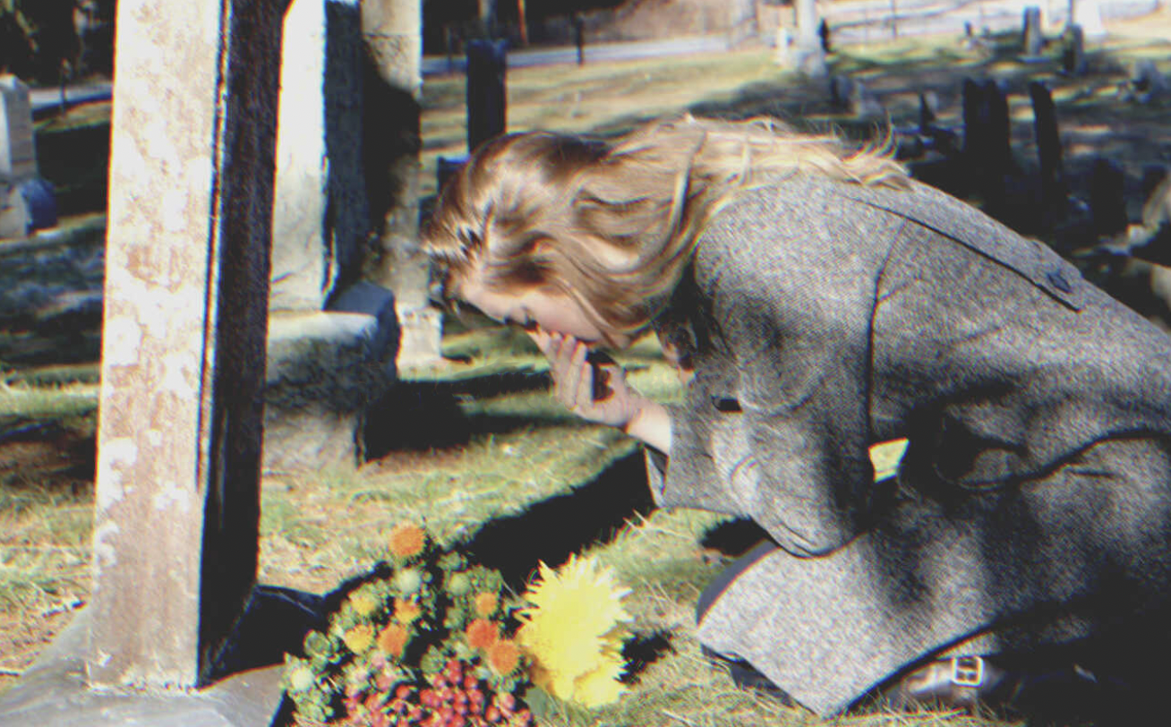 Grieving woman near a grave | Source: Flickr