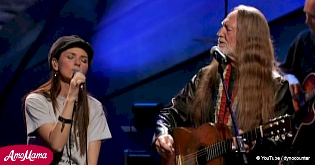 Young Shania Twain joins Willie Nelson on stage to perform iconic country song together