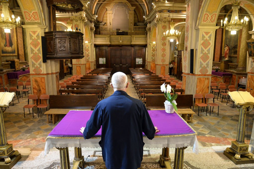 Don Carlo Chiomento, párroco de la iglesia de Candiolo, usando una máscara el 22 de marzo de 2020 en Turín, Italia. | Foto: Getty Images
