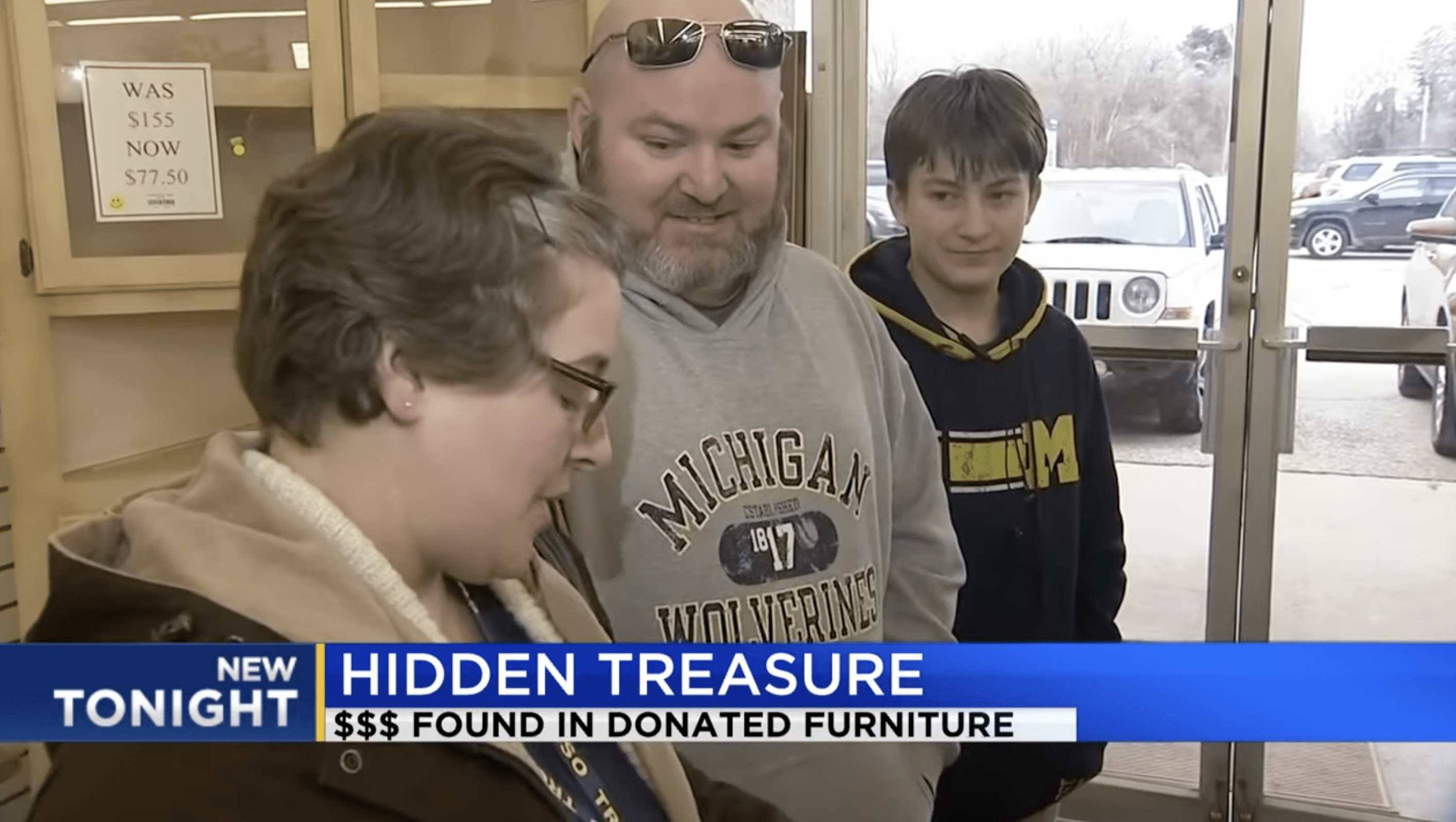 The family who donated the couch. | Photo: YouTube.com/WNEM TV 5