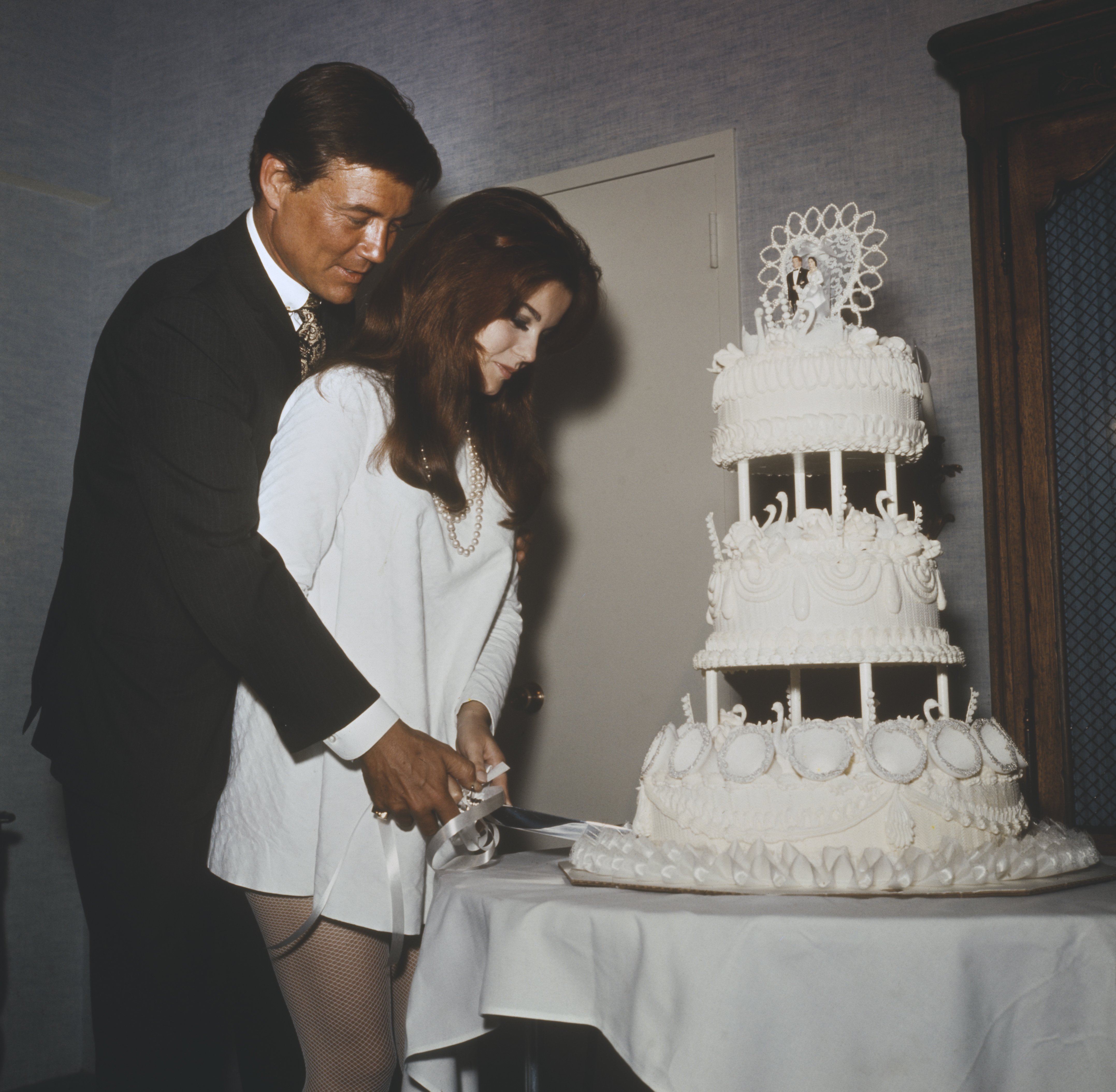 Newlyweds Roger Smith and Ann-Margret cut their wedding cake after their nuptials at the Riviera Hotel on May 8, 1967 in Las Vegas. | Source: Getty Images