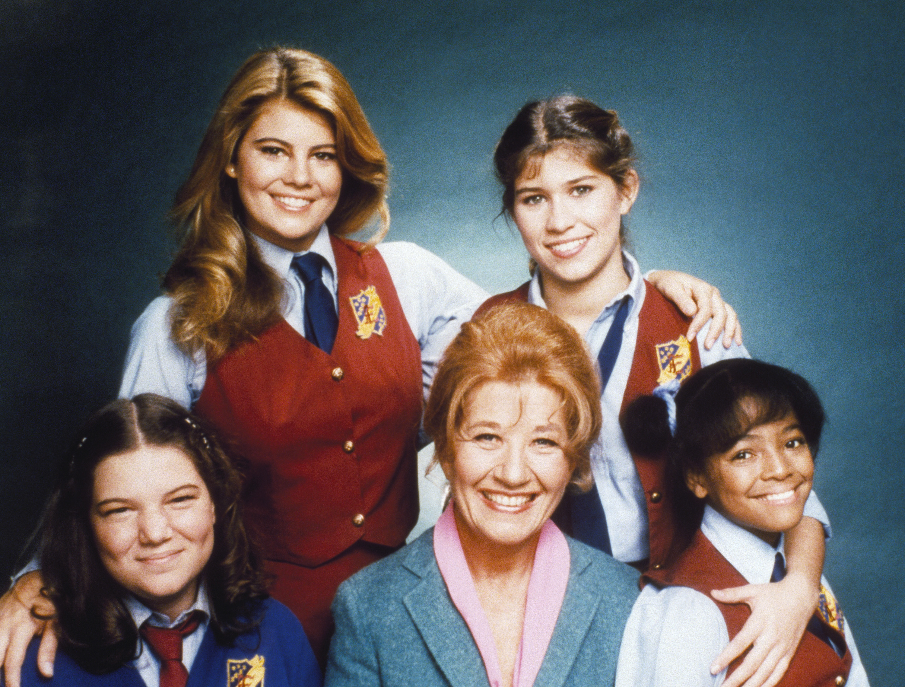 Lisa Whelchel and the rest of "The Facts of Life" cast in 1990 | Source: Getty Images