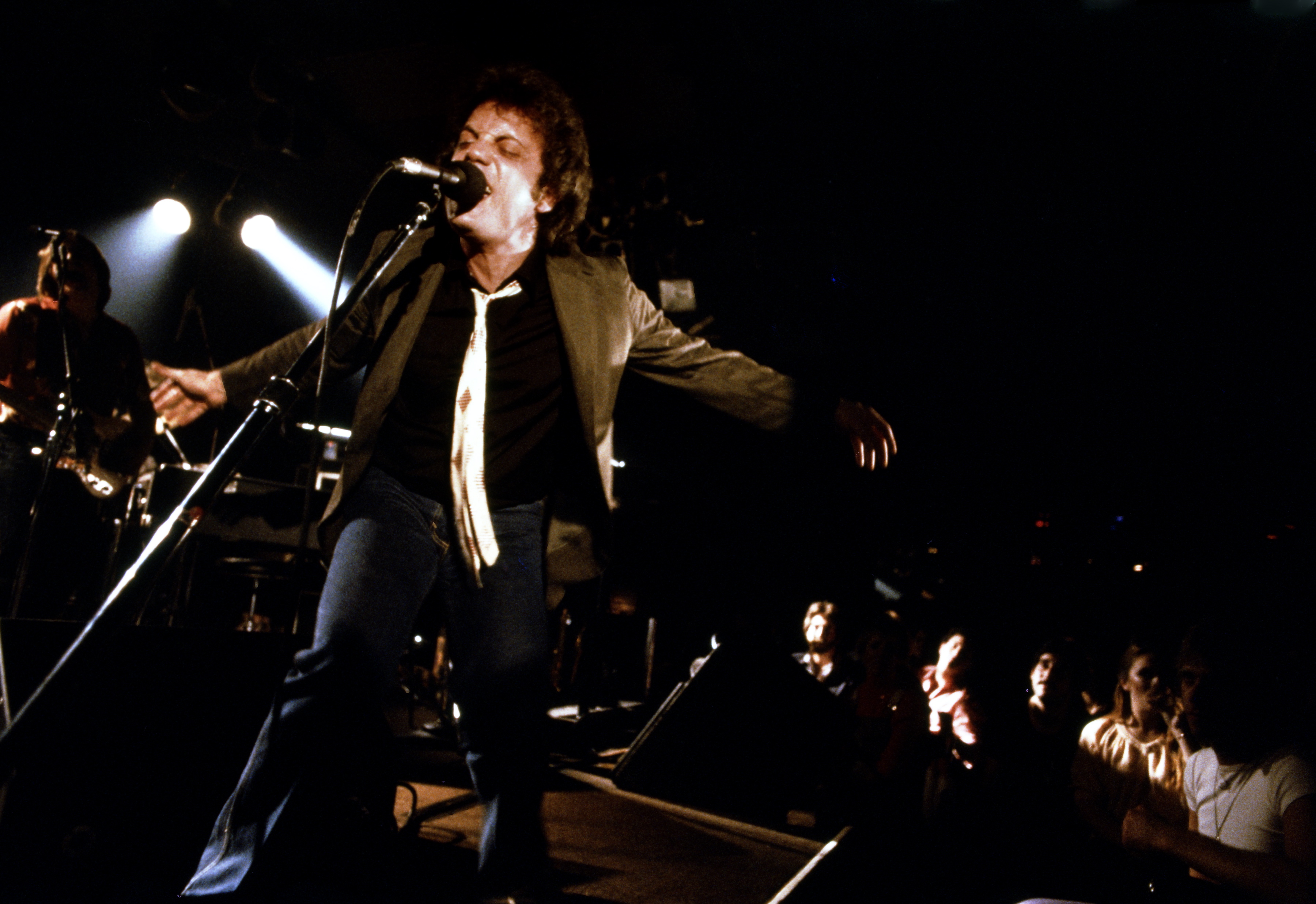 Billy Joel en el escenario durante su gira estadounidense de 1980 en enero | Foto: Getty Images