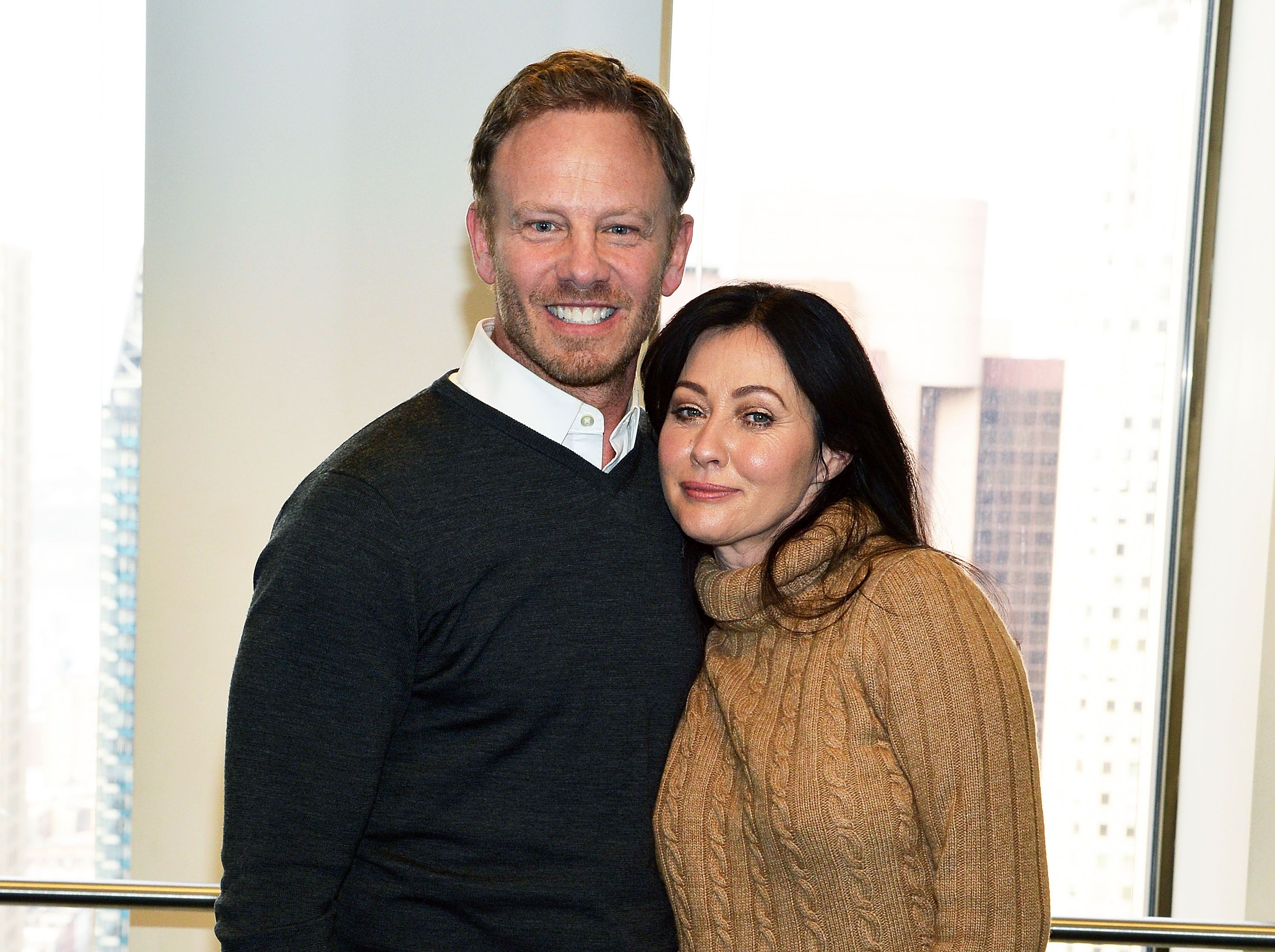 Actors Ian Ziering and Shannen Doherty at SiriusXM Studios on January 15, 2015 in New York City | Photo: Getty Images