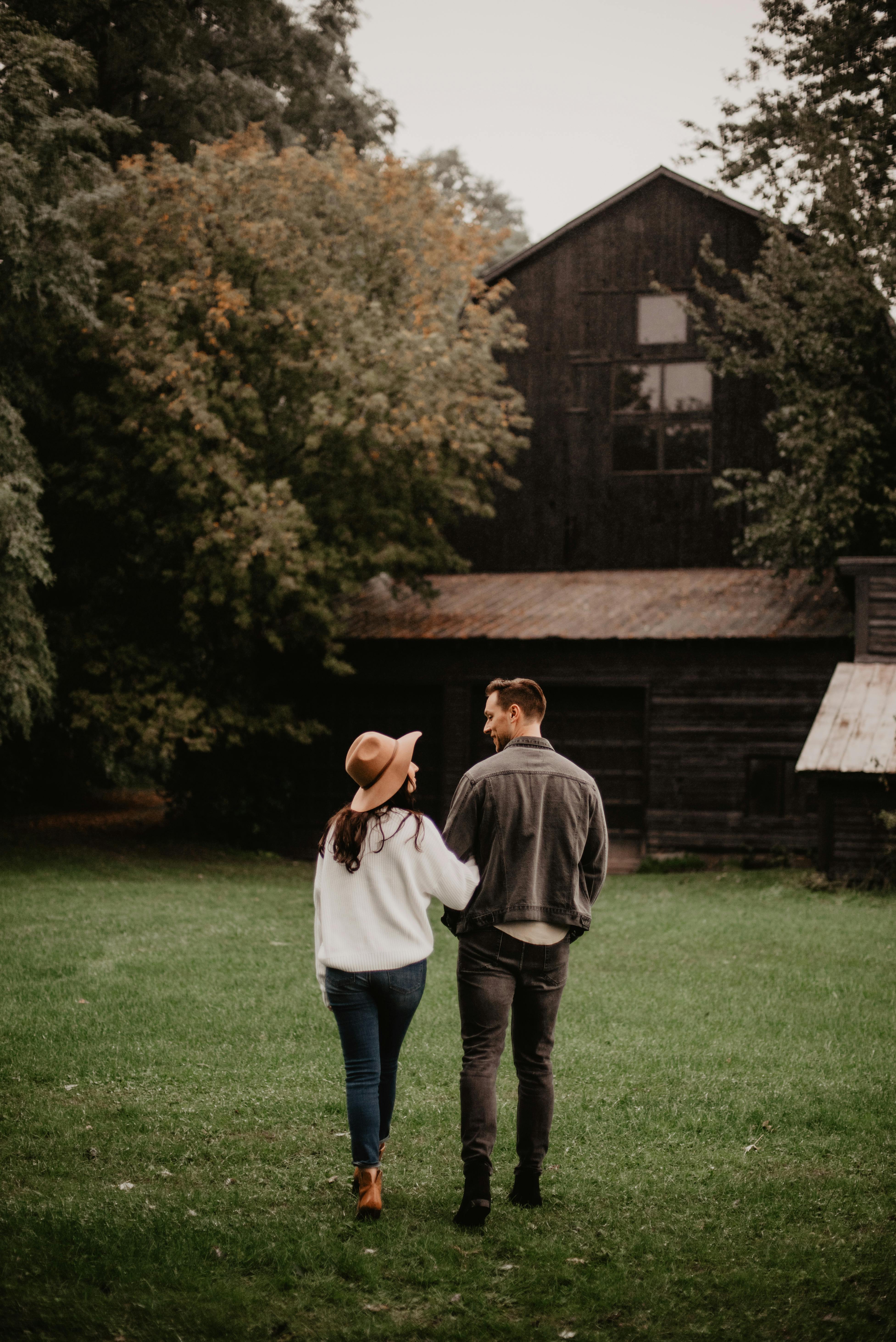 Man and woman greeting happily | Source: Pexels