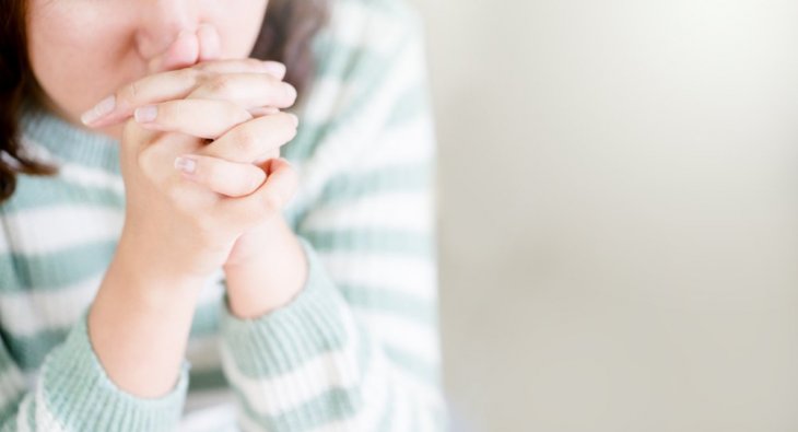 Mujer rezando. | Foto: Shutterstock
