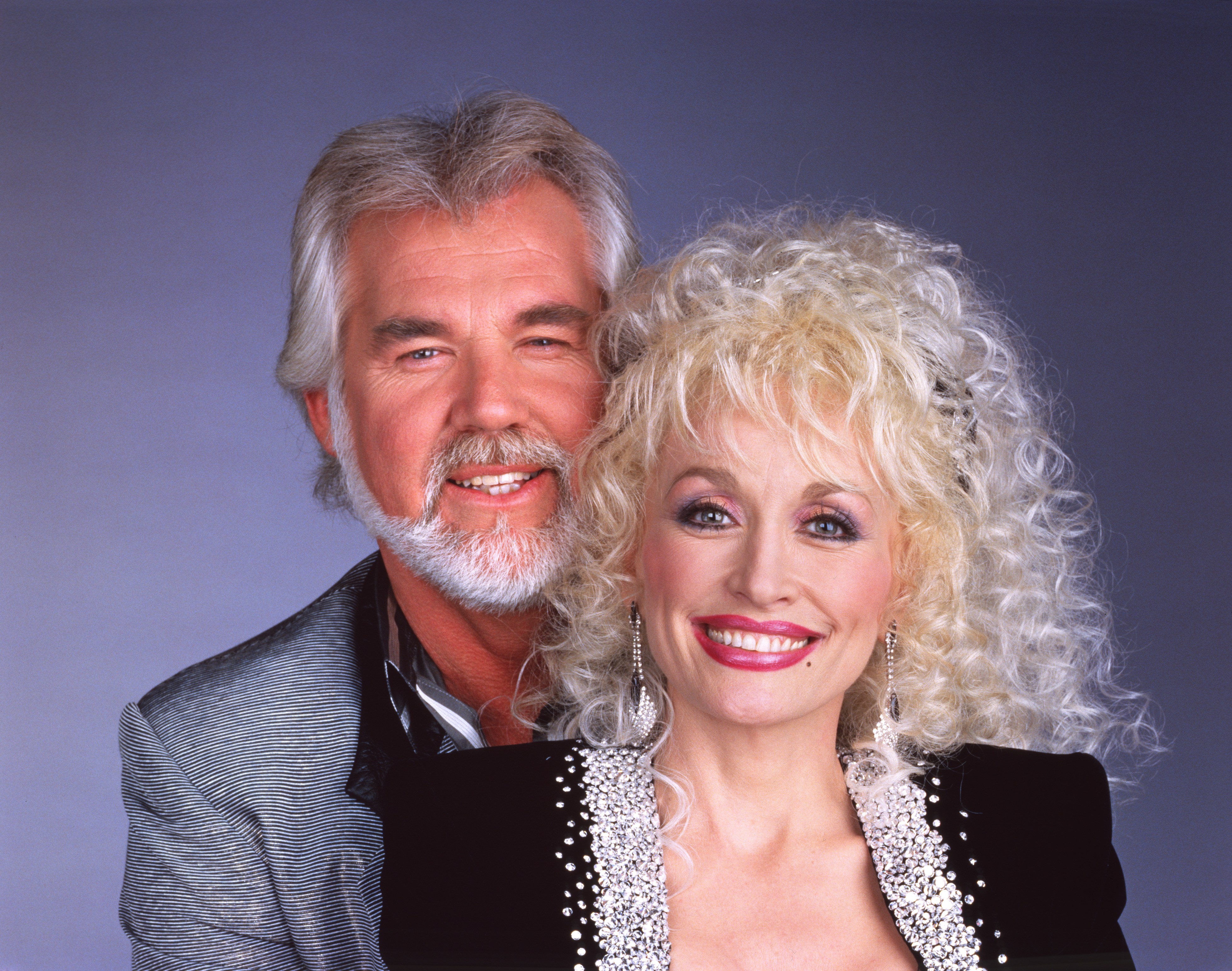 Kenny Rogers and Dolly Parton in a studio potrait in 1987 | Source: Getty Images