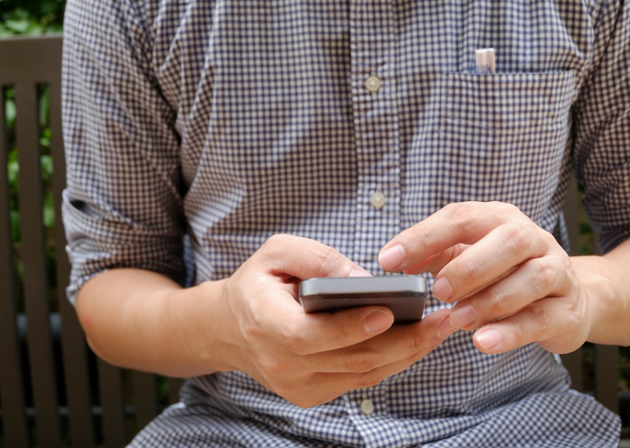 A man using a cellphone | Source: Pexels