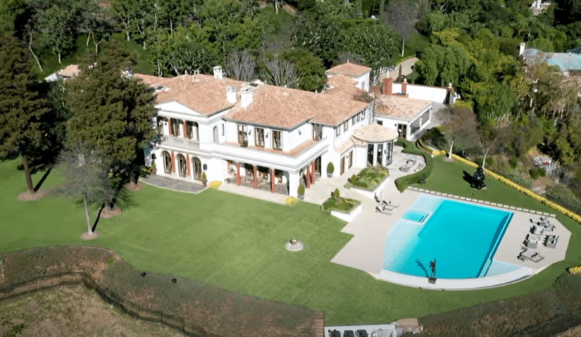 Vue de la demeure de 85 millions de dollars de Sylvester Stallone à Beverly Hills | Photo : Youtube/hilton&hyland