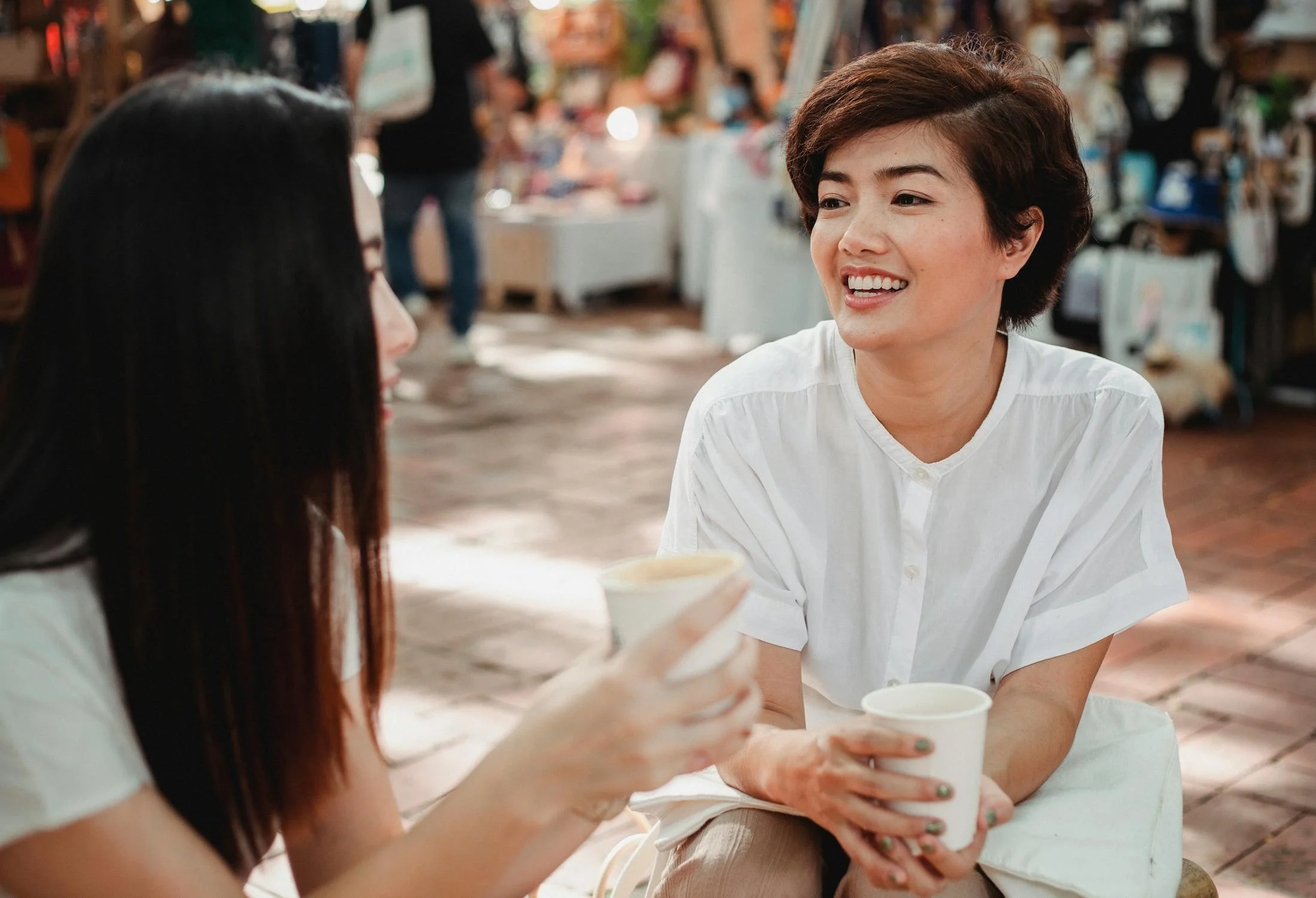 Two women talking in a cafe | Source: Pexels